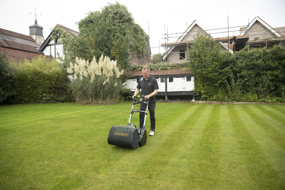 Allett Stirling 51 20" Battery Cylinder Mower With 5AH Battery & Rapid Charger - Alton Garden Centre 9 Allett Stirling 51 20" Battery Cylinder Mower With 5AH Battery & Rapid Charger - Alton Garden Centre - Image 7