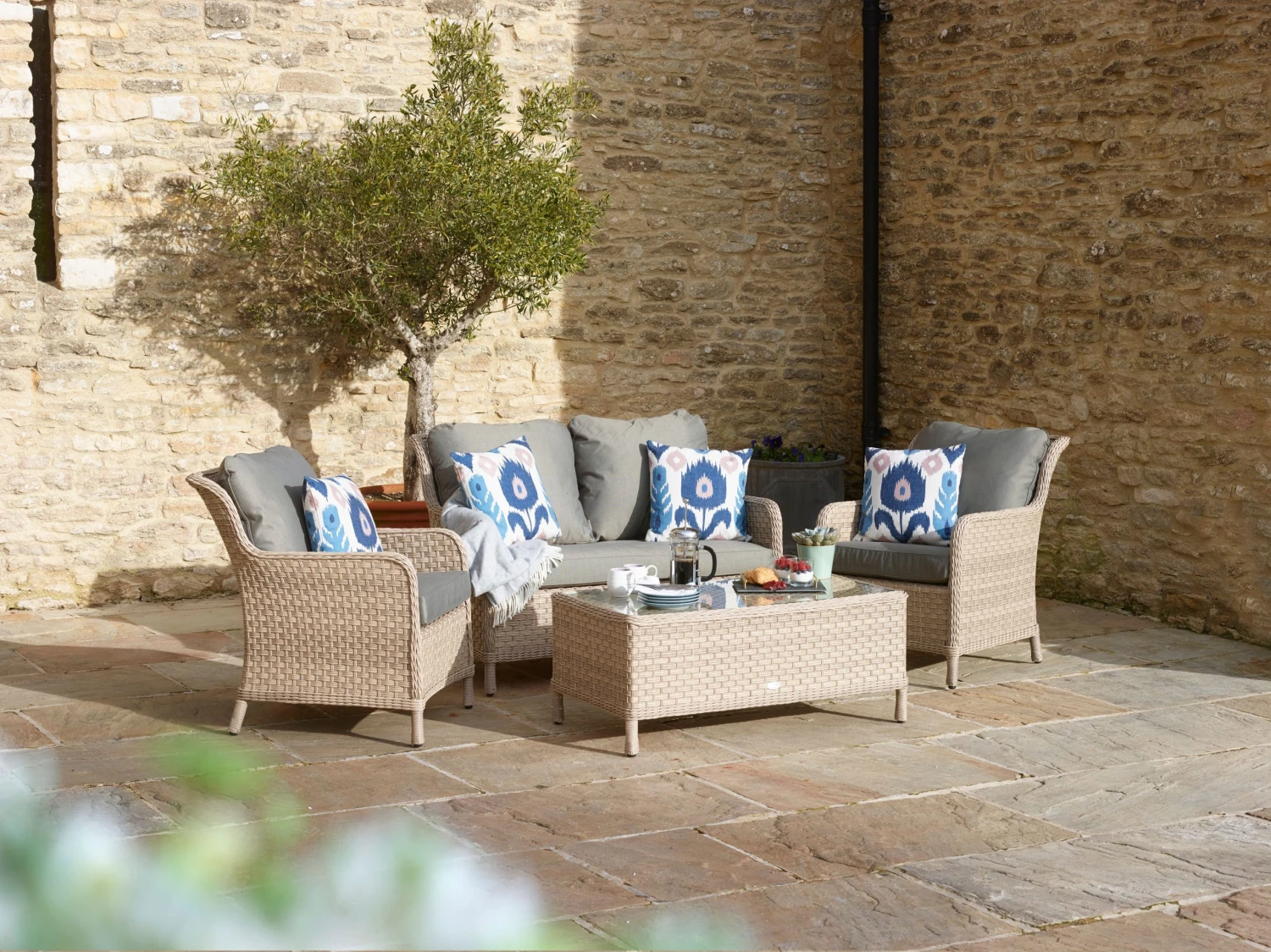 Bramblecrest - Blenheim 2 Seat Sofa Set With Coffee Table - Alton Garden Centre 3 Bramblecrest - Blenheim 2 Seat Sofa Set With Coffee Table - Alton Garden Centre